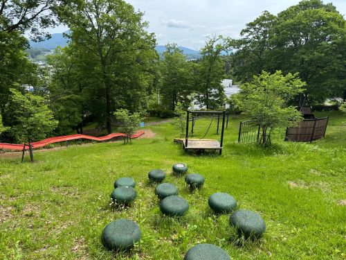 広々としたアスレチックは山の斜面を利用。長いローラーすべり台が人気