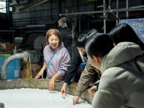 産地ツアーでは、普段は入れない工房で職人の想いや技術を知ることができます。