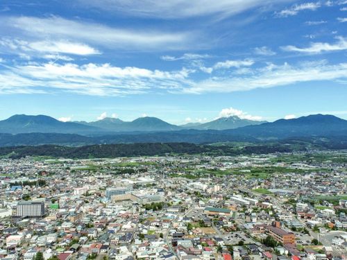 市街地エリアをドローン撮影。身近にある山の風景が美しいです。