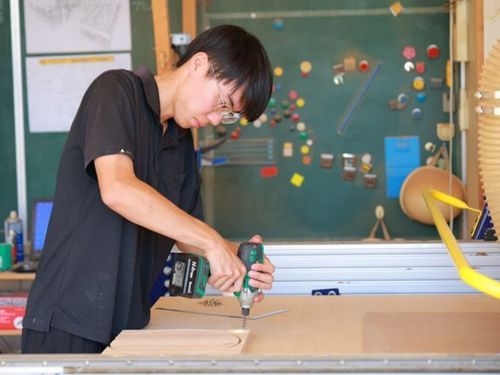  山の上の木工職人、田中大也さんを廃校の中にある木材加工施設に訪ねます！