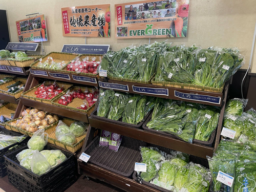 スーパーの一角には、旬の新鮮なお野菜がたっぷり並んでいます