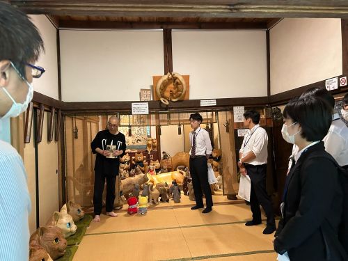 新規採用職員の研修の一場面。むつみ地域の雲林寺（猫寺）を訪問。