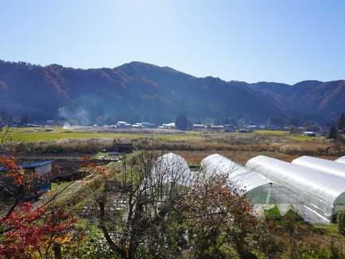 農家民宿から望む秋晴れの農村風景。この風景の中にとけこんでみませんか？
