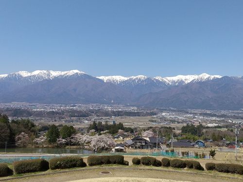 市の東側から見る街の様子と中央アルプス