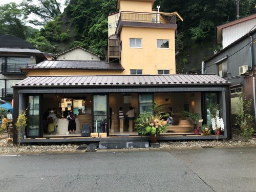 道路側は全面窓になっていて、開放的です
