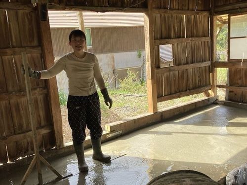 でこぼこな土の地面だった整備も近所の方々の力を借りながら作業
