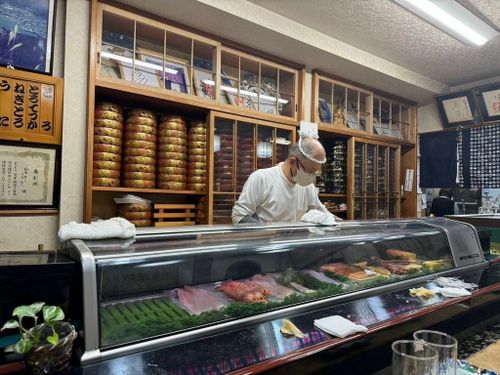 50年大将が立ち続けた「和幸寿司」のカウンター。