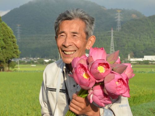 笑顔がまぶしいハス農家の井上さん
