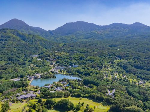 空撮で見る蓼科山と蓼科湖