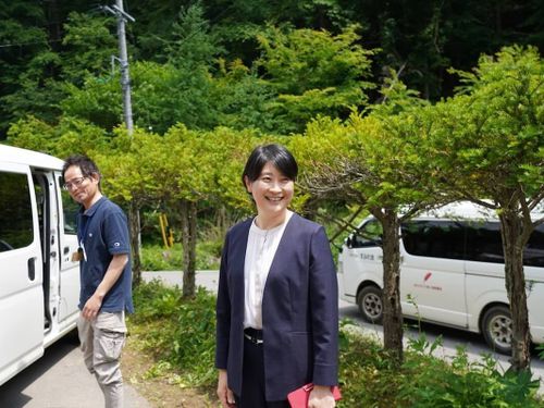 役場のプロジェクト担当の住民課 荻原課長（右）　©日本仕事百貨