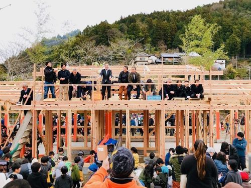鮎喰川コモンの棟上げ式には、たくさんのまちの人が集まり、餅投げをして祝った。