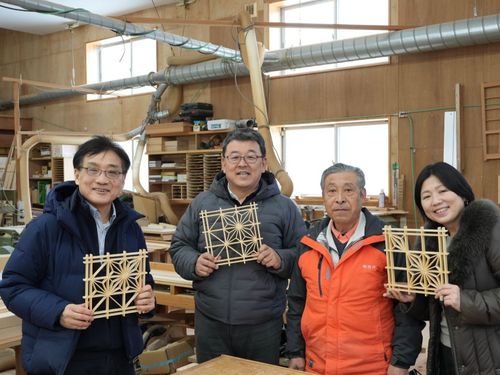 地域体験の様子（組子づくり体験）