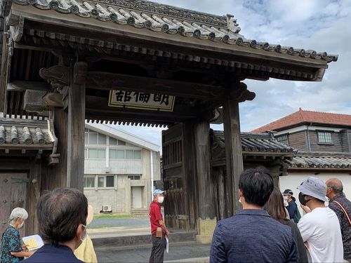 藩校明倫館の正門前で説明を聞く人達。あなたも往時の志にふれてみませんか