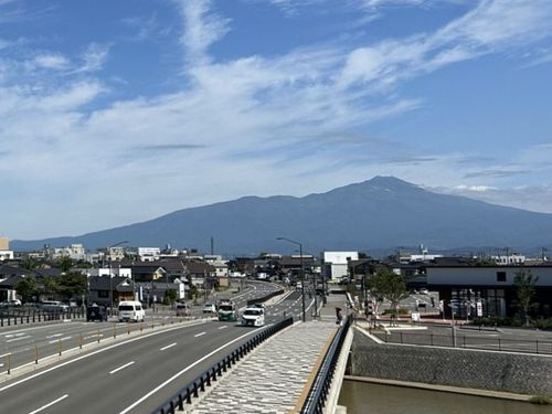 居住棟より見る鳥海山と秋の空、トンボ飛び交う