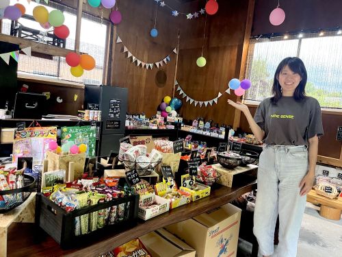 上田さんが経営する駄菓子屋さん