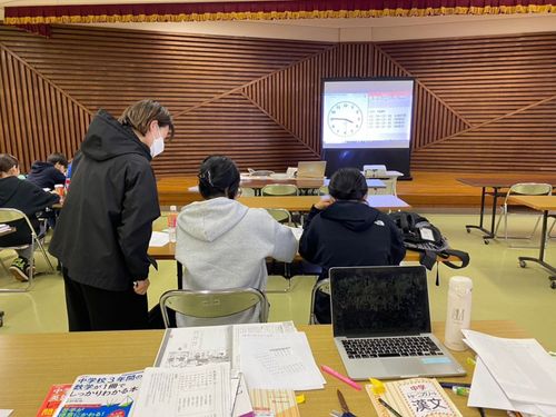 赴任1年目公営塾で教える様子（写真左）