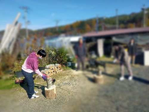 ピザづくりのためのまき割りも自分たちの手で行いました