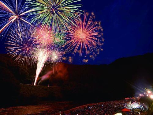 今年で49回目を迎える花火大会は、山に鳴り響く爆音が売り。毎年多くの人が訪れます