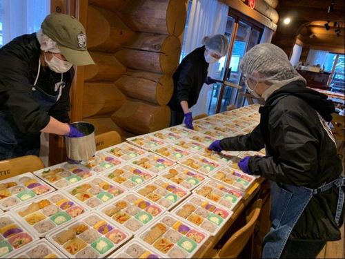 お弁当の仕込みはチームみんなで協力しながら！