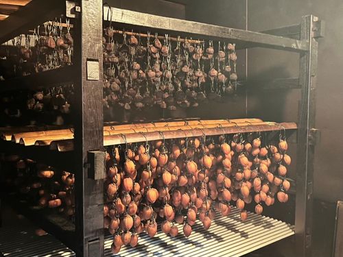 全国的にも珍しい、燻して作る干し柿です！