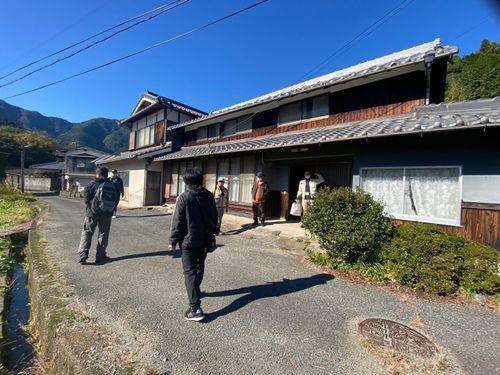 町内の空き家見学の様子１