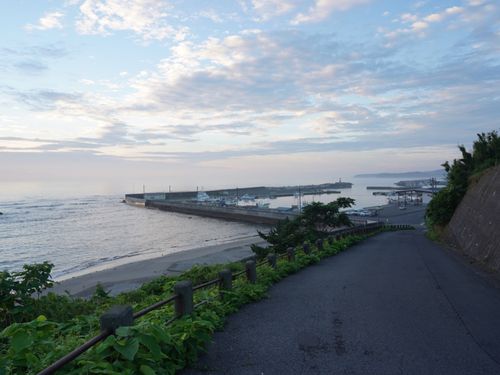 朝の種市漁港