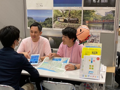 小田原市はピンクのＴシャツが目印です。