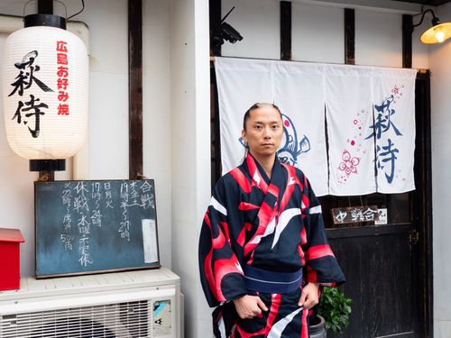飲食店が並ぶ萩の中心地、吉田町のメインストリートにお好み焼き店「萩侍」を開店