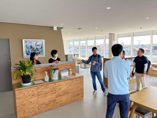 芽室町役場。３Fは一般の方もご利用いただけます。窓から日高山脈が見えますよ！