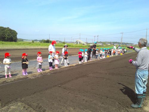 地域の人たちに教えてもらいながらの野外活動