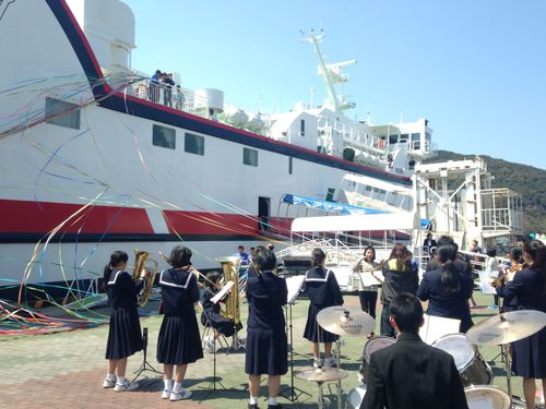 別れの季節。奈留港でのお見送り風景