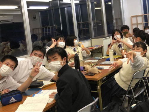 塾で学ぶ（？）生徒たち　楽しそうですね♪