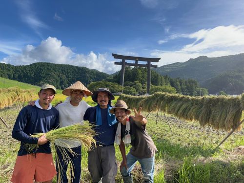 地元住民との収穫時の様子