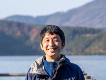 講師の阪野さん。自然豊かな三方五湖のほとりで空き家を使った宿を運営中