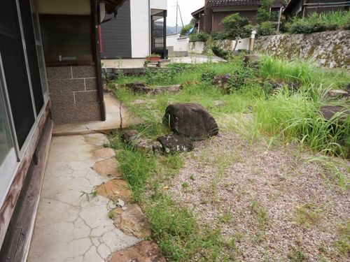 建物前面の庭