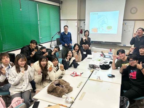 滋賀大学の留学生たちに向けて弥平とうがらしを紹介