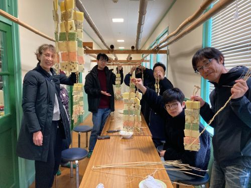 地域の皆さん一緒にかき餅作りにチャレンジ
