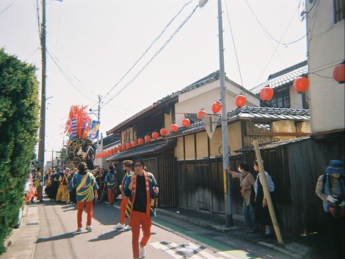 まつり本番では、旧市街を各町の左義長が巡行します（一昨年の様子）