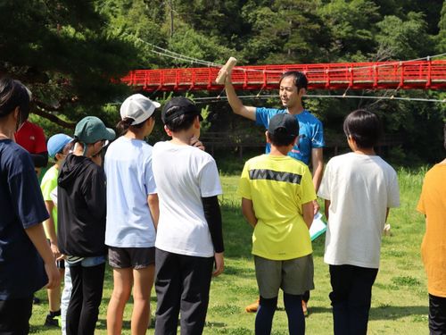 大自然のなかで子どもたちにスポーツを教えることができます
