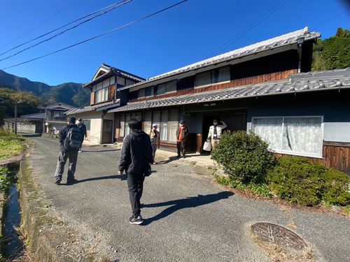 町内の空き家見学の様子１