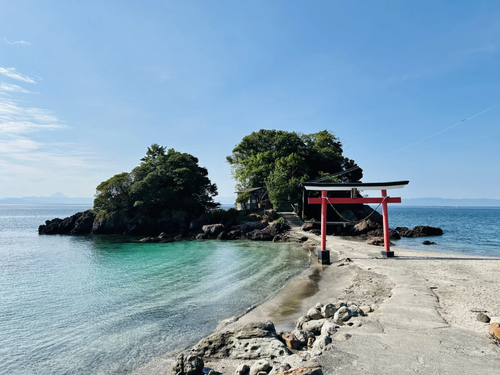 鹿屋市の菅原神社（荒平天神）。透き通る青い海と赤い鳥居のコントラストが美しい…！