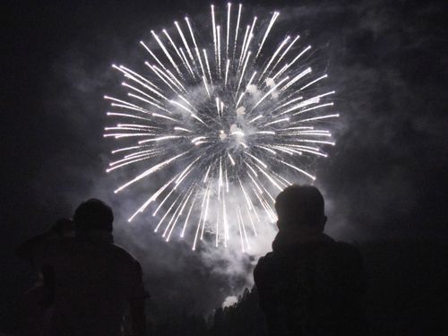 村の夏祭り、今年も大きな花火が打ち上がりました！