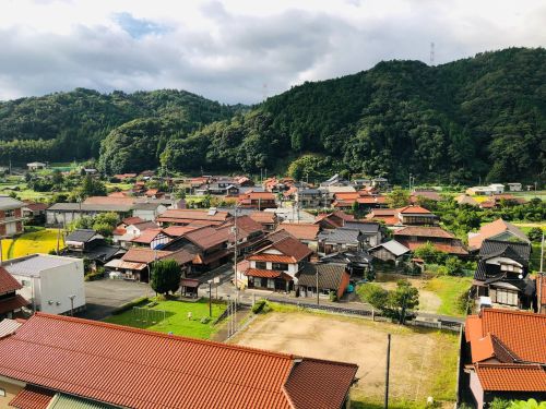 石州瓦の町並みが印象的な佐々並。