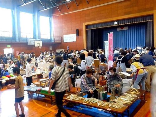 廃校を活用したマルシェ開催時の様子