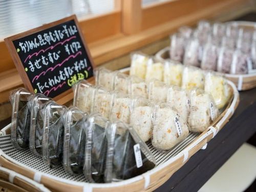具材はできる限り地元産。手作業でほぐしたサケむすびはリピーターも　©くじらの髭