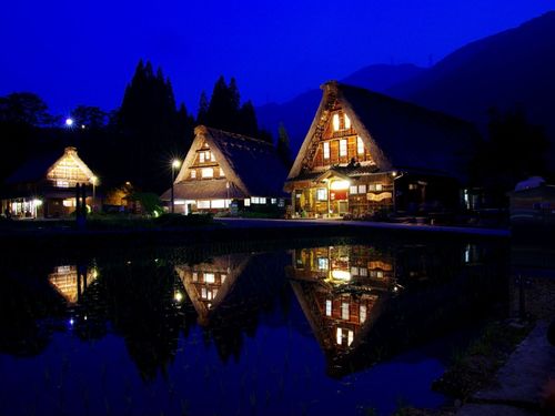 菅沼合掌造り集落ライトアップ　水田に浮かぶ逆さ合掌(上平)