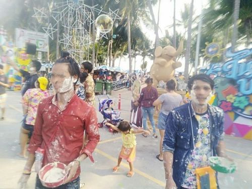 タイの水掛け祭り「ソンクラーン」。水を掛けてもマイペンライ（気にしない）