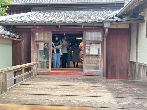 日野商人が鯛そうめんを食べたという桟敷窓について紹介されている様子