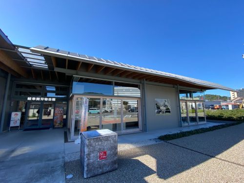 地域視察で訪れる「せきてらす」は関市観光の玄関口！岐阜関刃物会館も併設しています