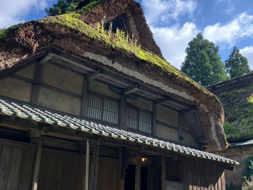 板取宿にある茅葺き屋根の家